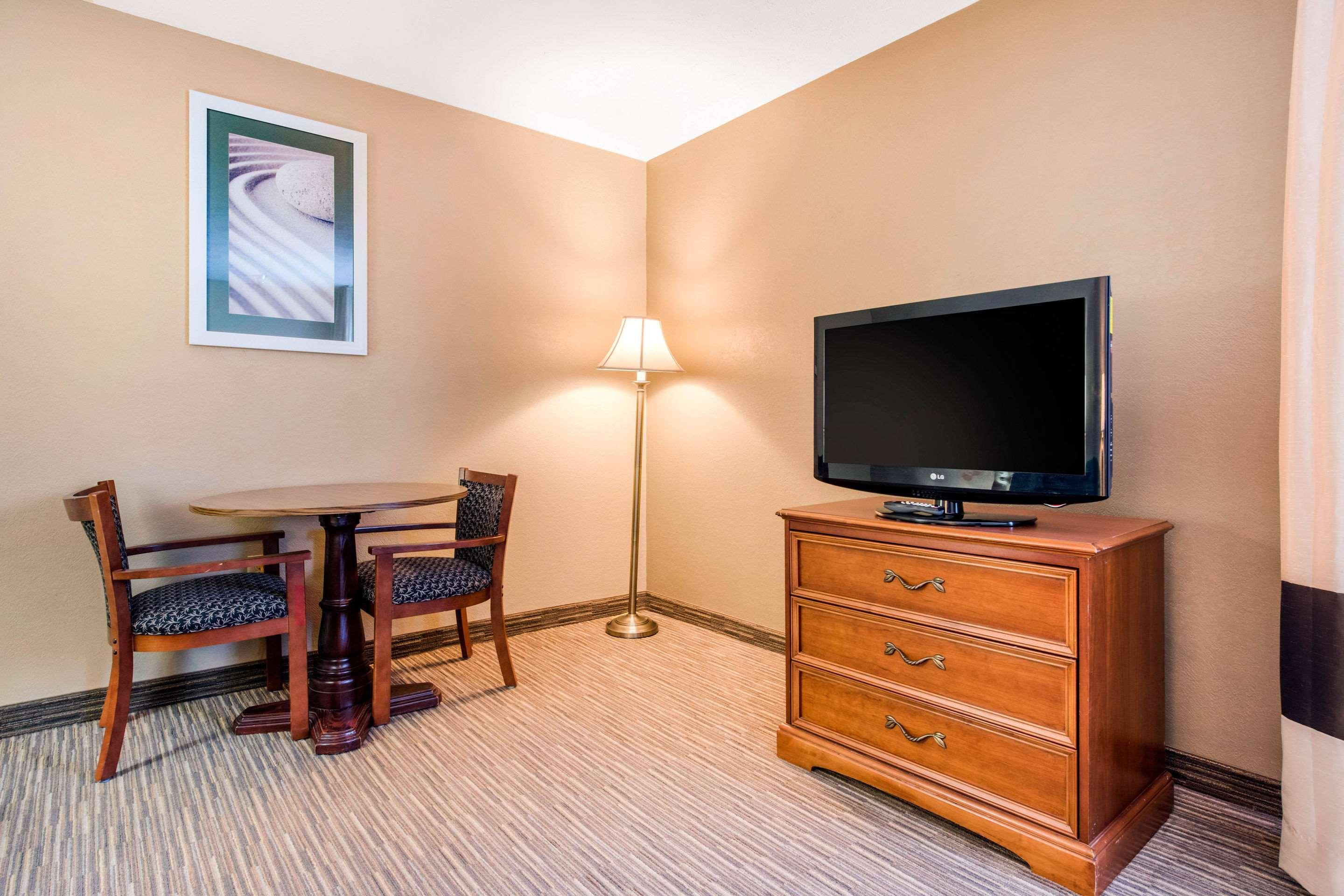 Quality Inn & Suites New Castle Exterior photo