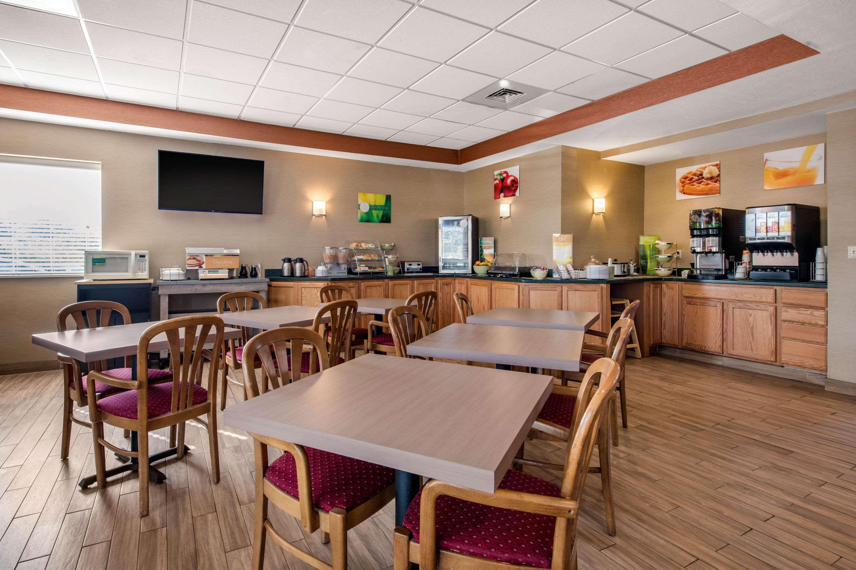 Quality Inn & Suites New Castle Exterior photo