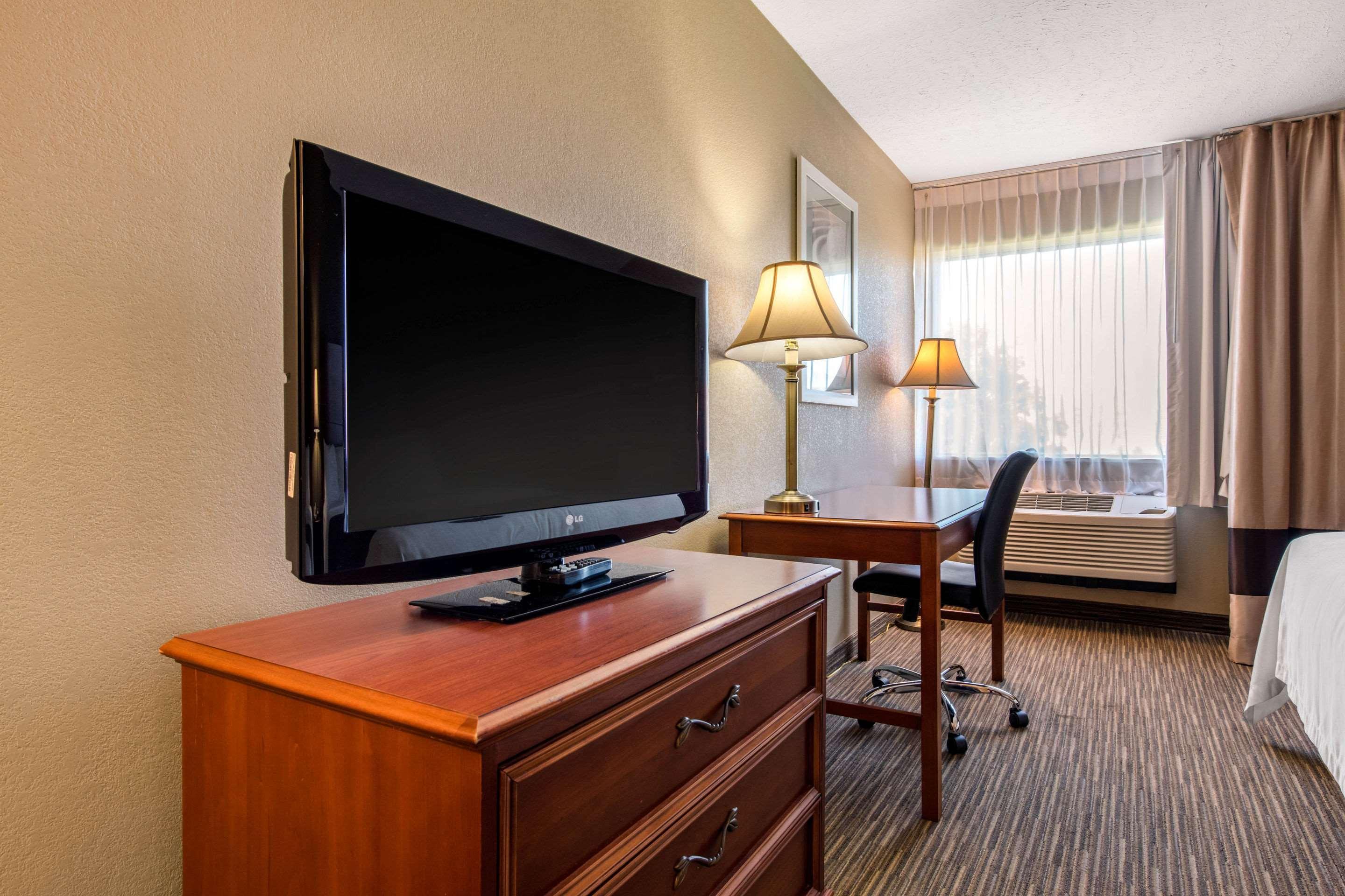 Quality Inn & Suites New Castle Exterior photo