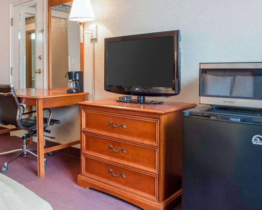 Quality Inn & Suites New Castle Room photo